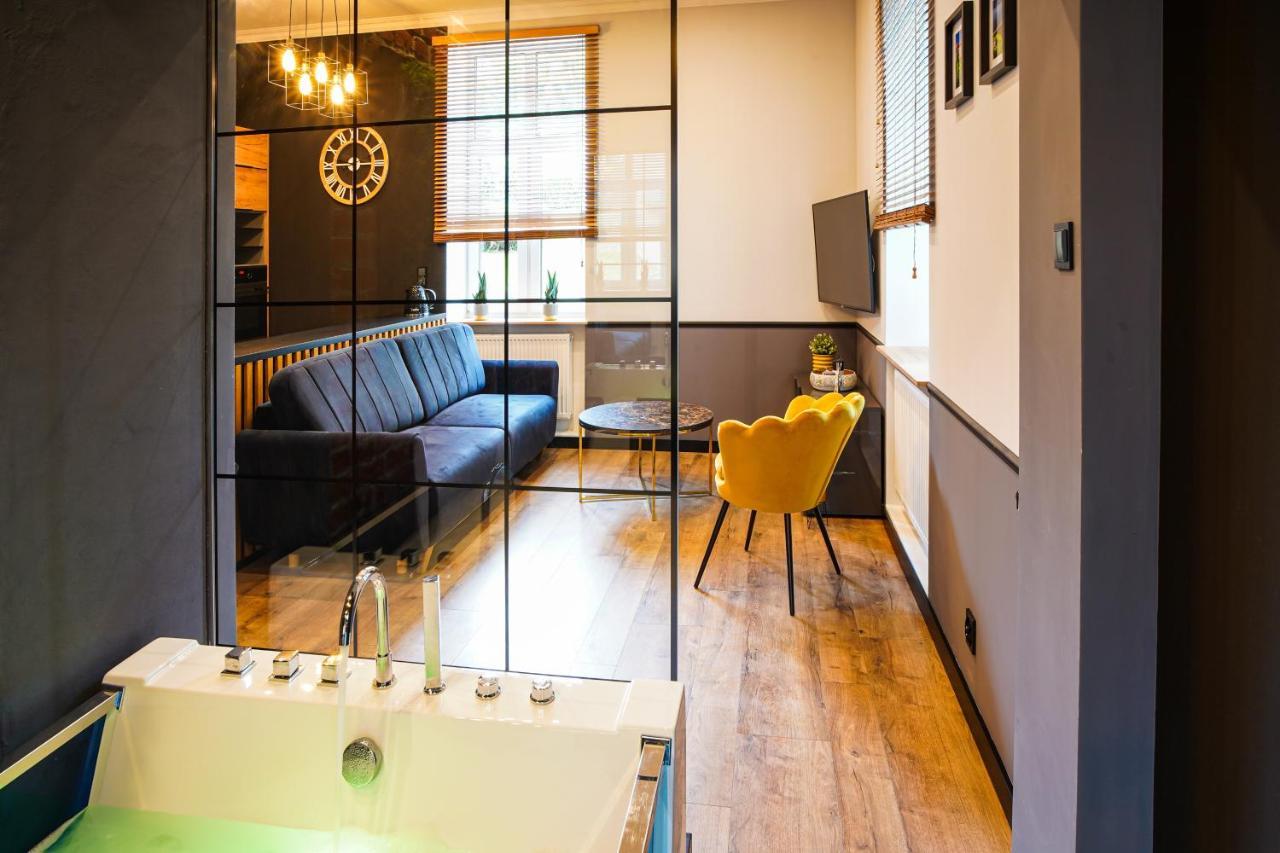Apartament Z Jacuzzi W Centrum Sanoka Exterior foto